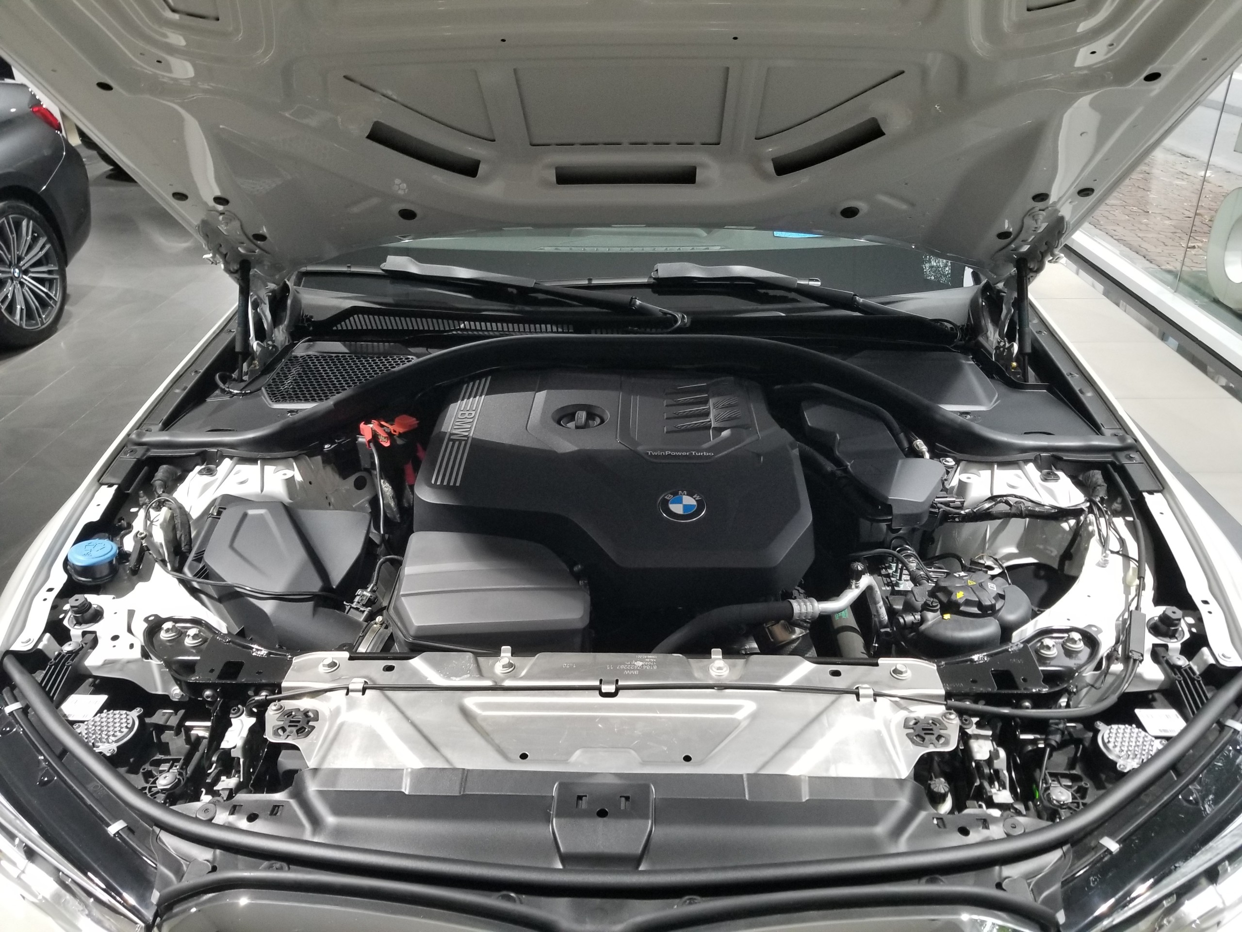Động cơ của BMW 320i Sport Line Plus.