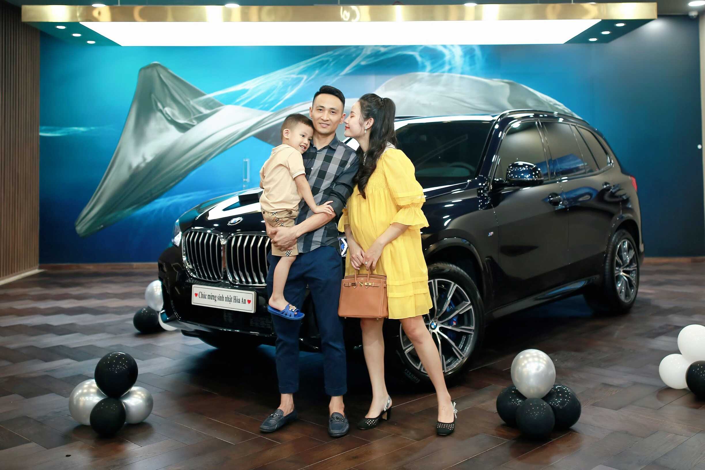 Khoảnh khắc khách hàng nhận xe tại Showroom BMW.