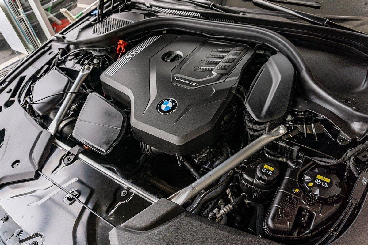 Khoang động cơ BMW 520i