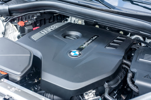 Khoang động cơ BMW X3 2021.