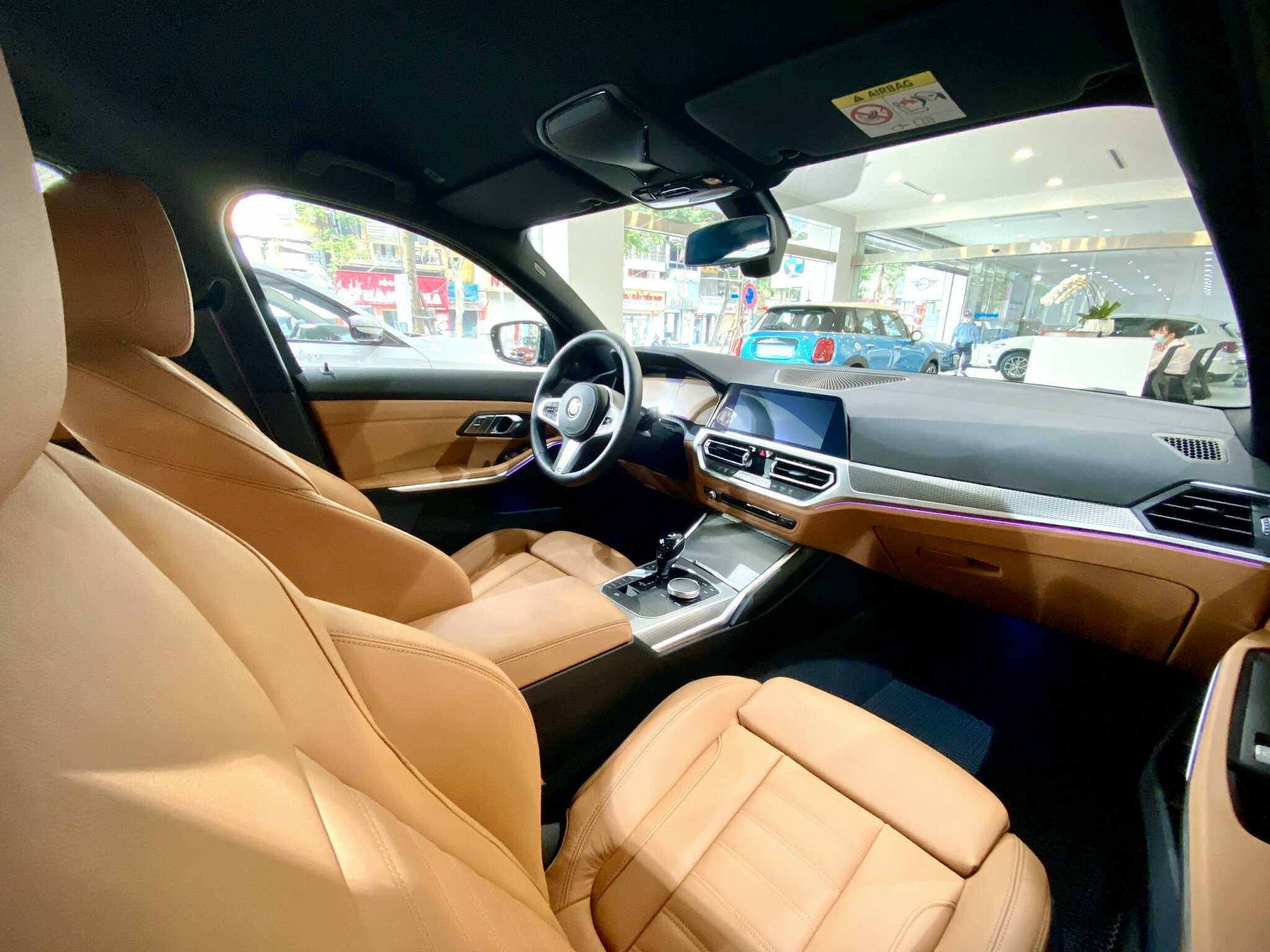 Khoang lái BMW 330i M Sport rất thể thao và hiện đại