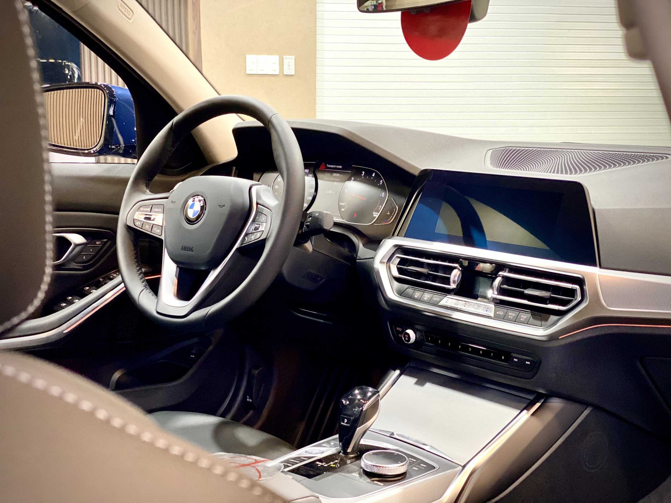 Không gian nội thất trên BMW 320i Sport Line.