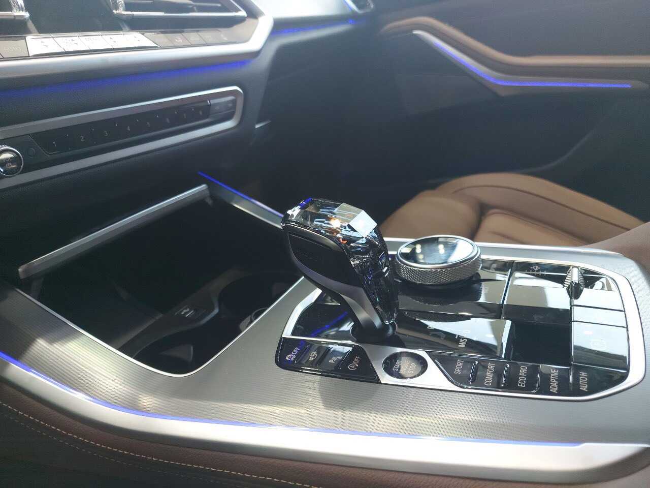 Nội thất BMW X5 xLine Plus 2021 cụm cần số Pha Lê.