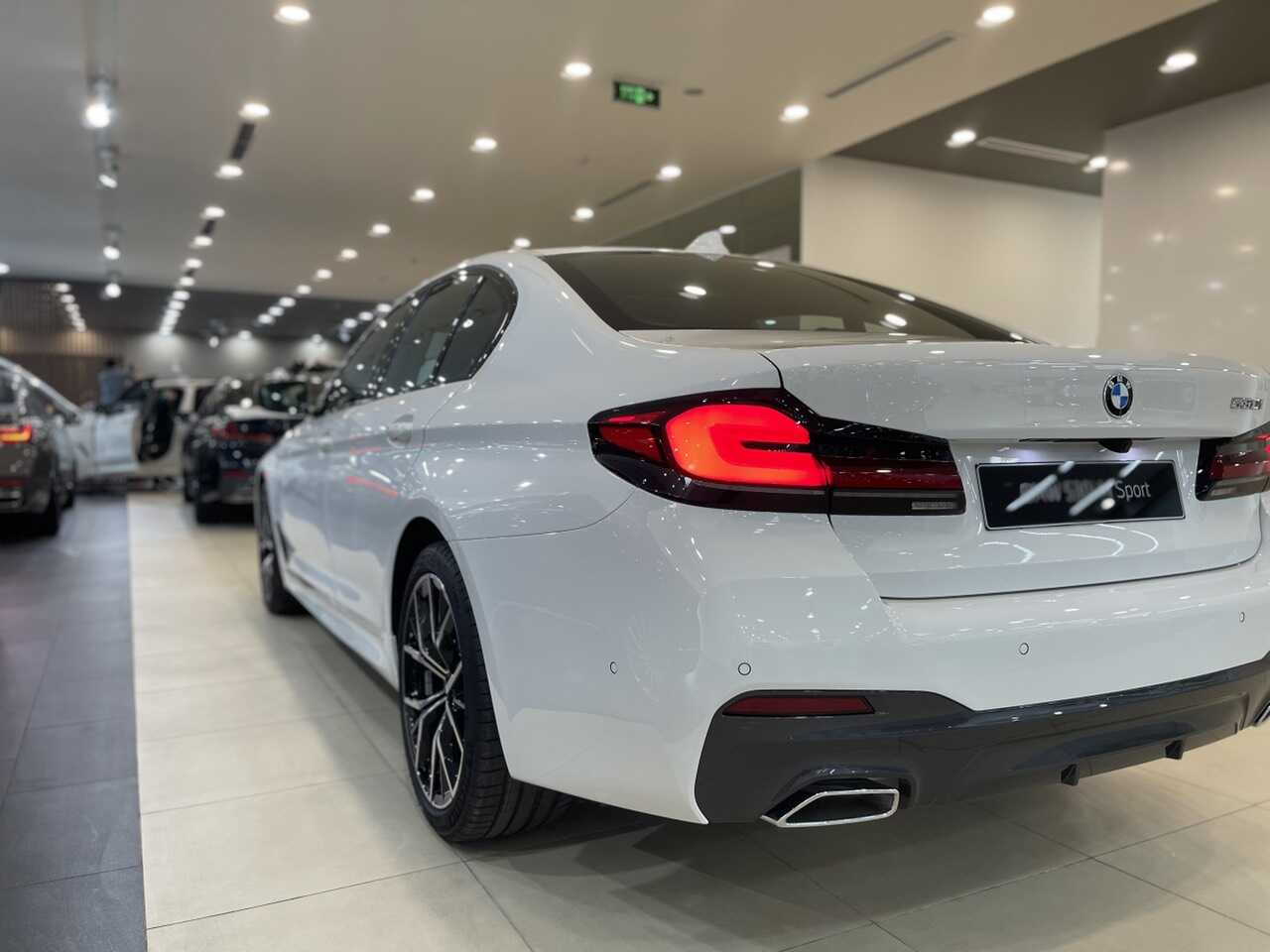 Phần đuôi xe BMW 530i 2021 và hệ thống đèn hậu 3D hoàn toàn mới.