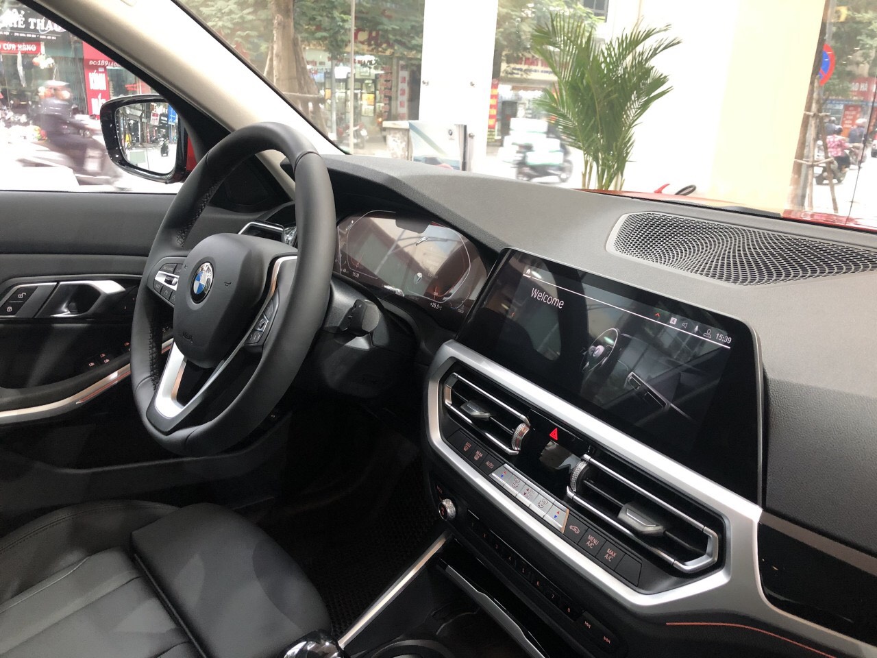 Vô lăng trên BMW 320i Sport Line Plus.