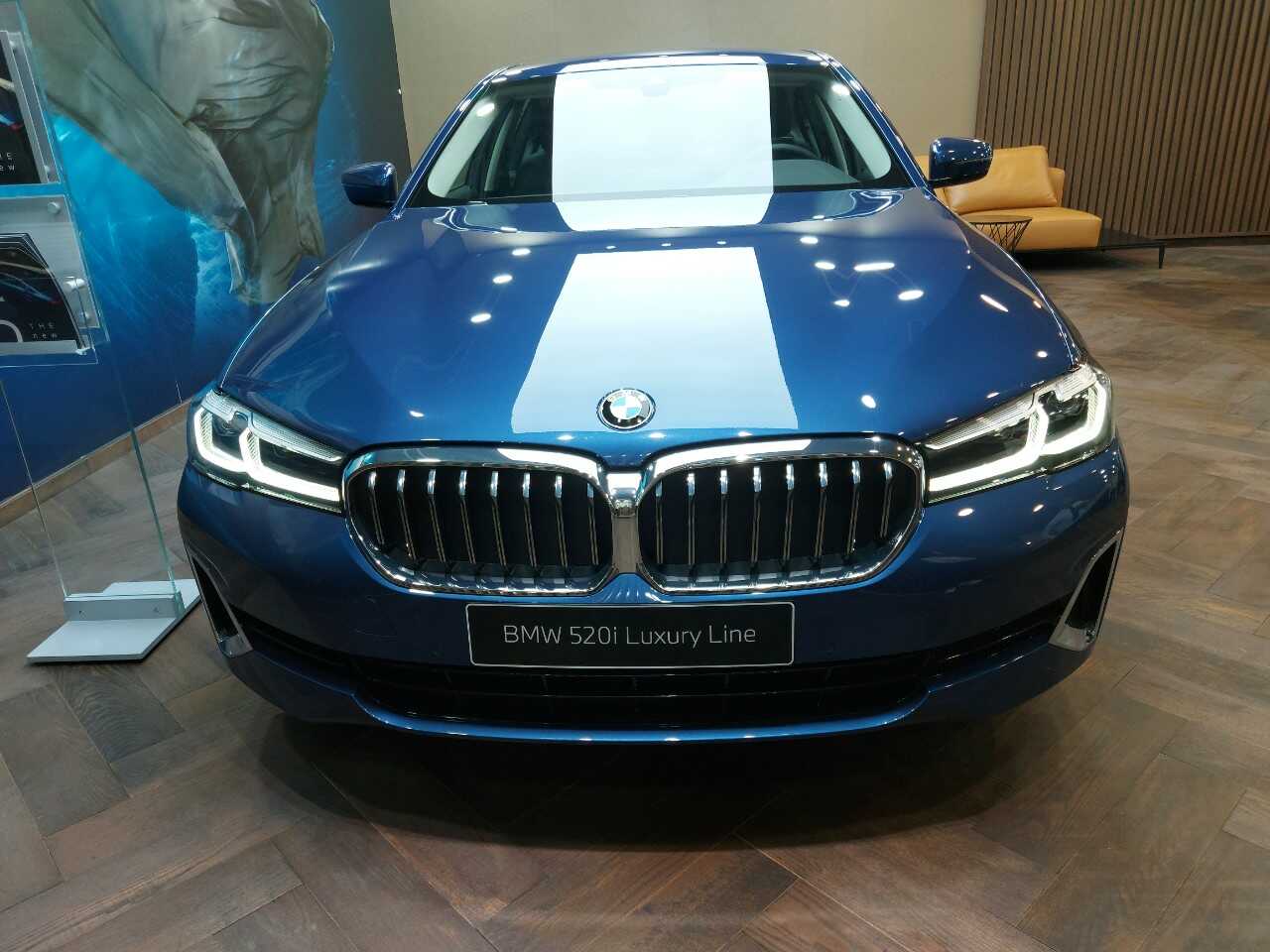 Phần đầu xe BMW 520i Luxury Line.
