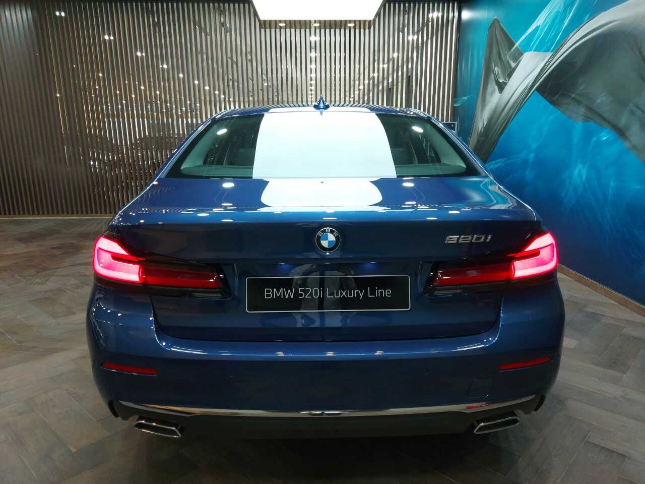Phần đuôi của chiếc xe BMW 520i Luxury Line 2021.