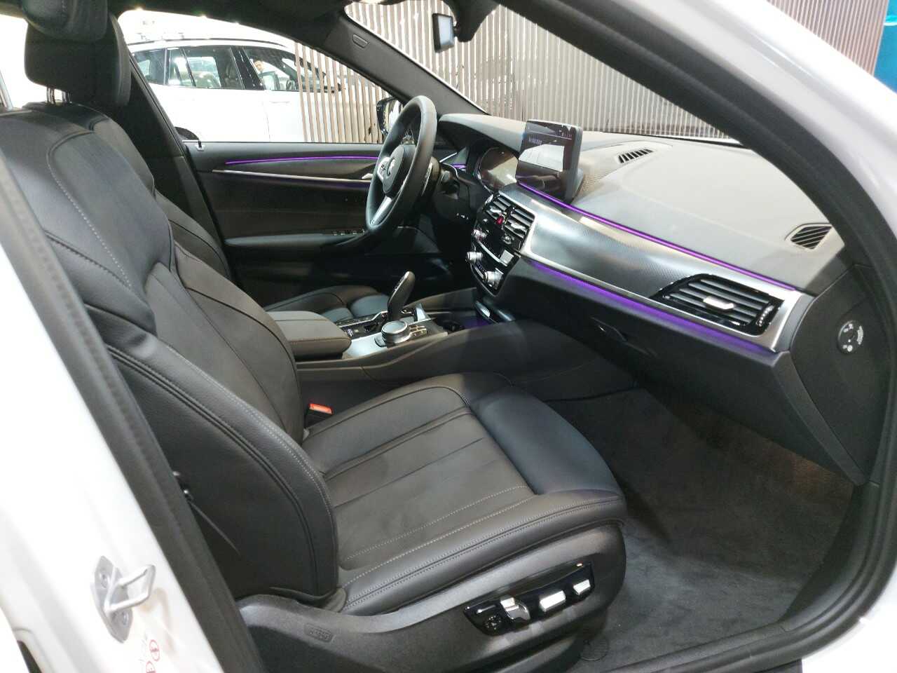 Nội thất sang trọng, hiện đại trên BMW 520i M Sport.