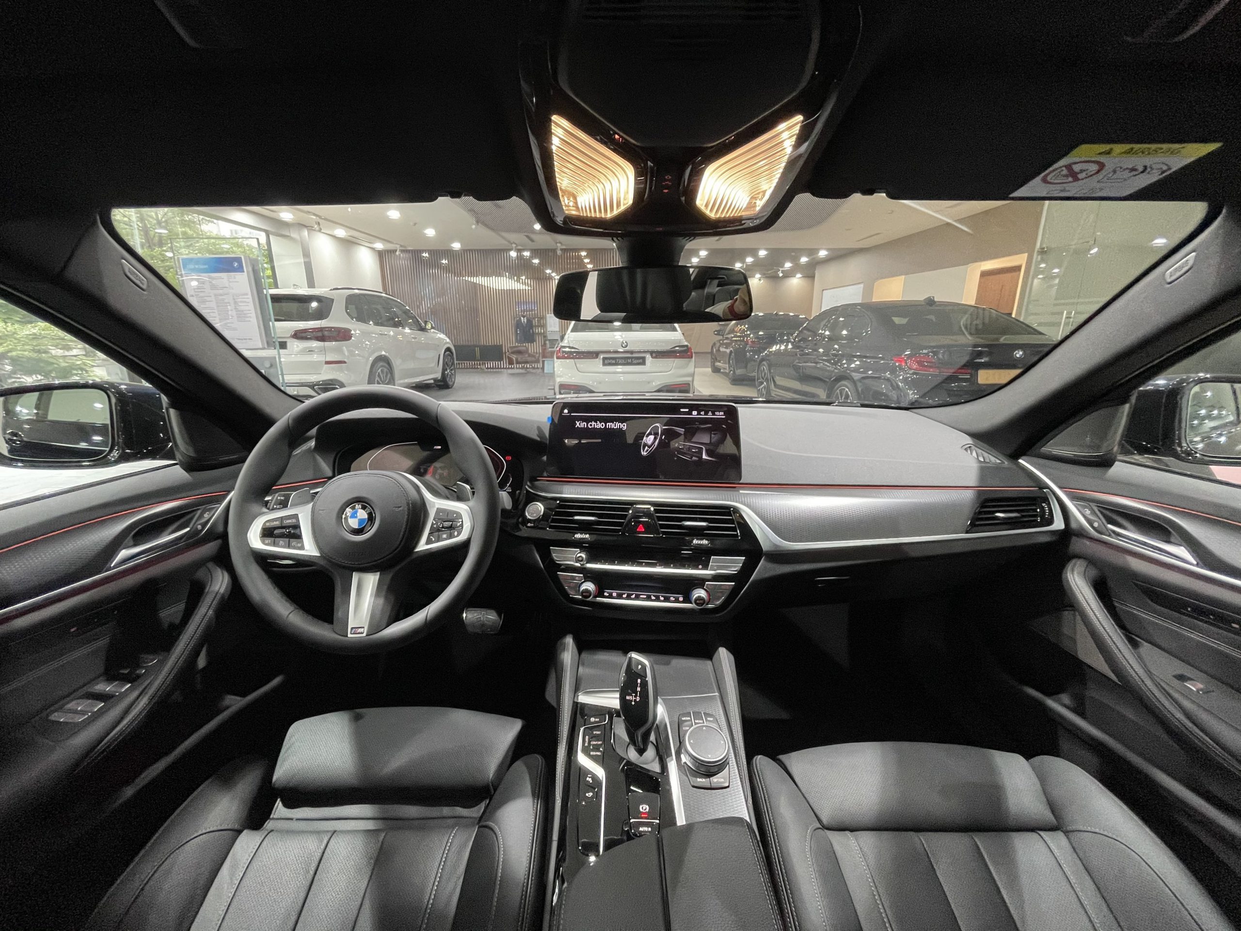 Khoang nội thất của xe BMW 520i M Sport 2021