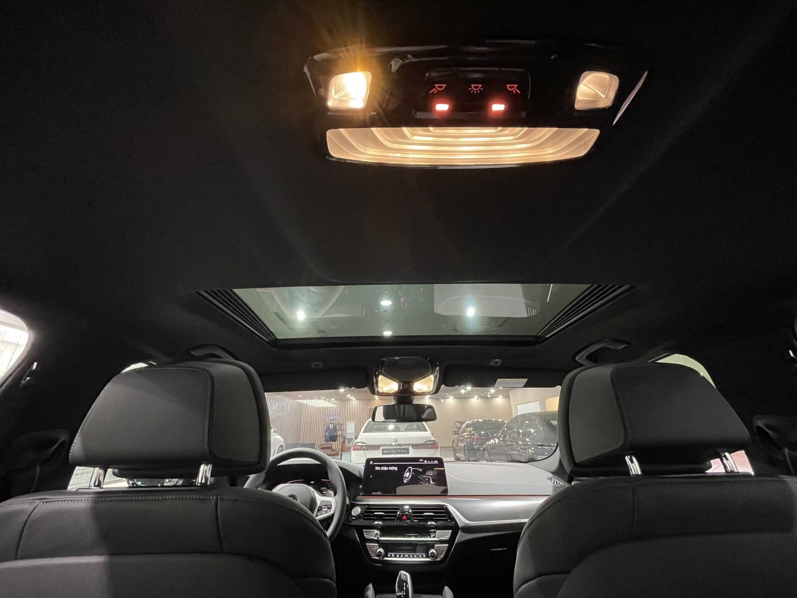Không gián bên trong xe và cửa sổ trời BMW 530i 2021.