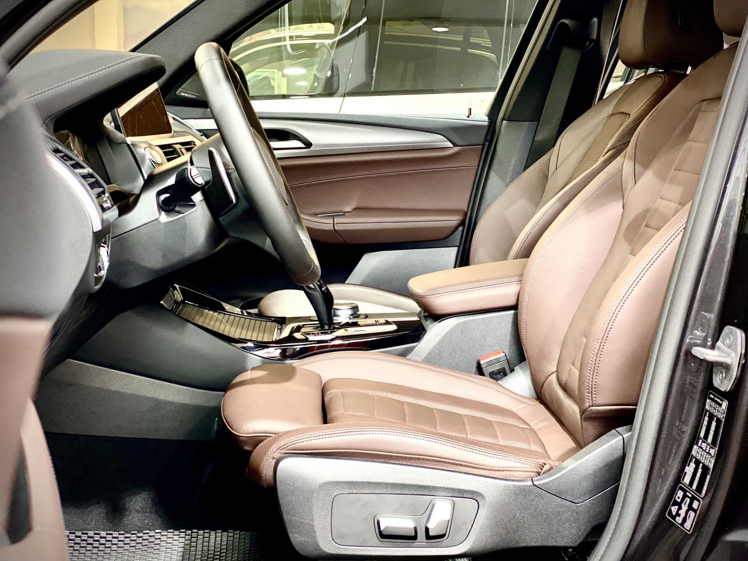 Không gian thoải mái và tiện nghi trên BMW X3 M Sport.