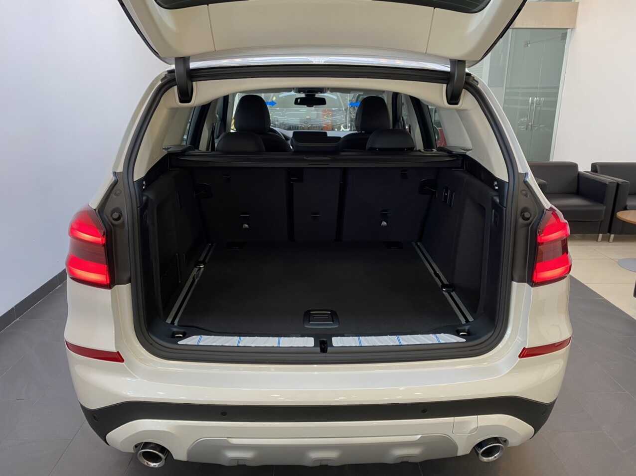Khoang hành lý của BMW X3 xLine 2021 rất rộng dãi.