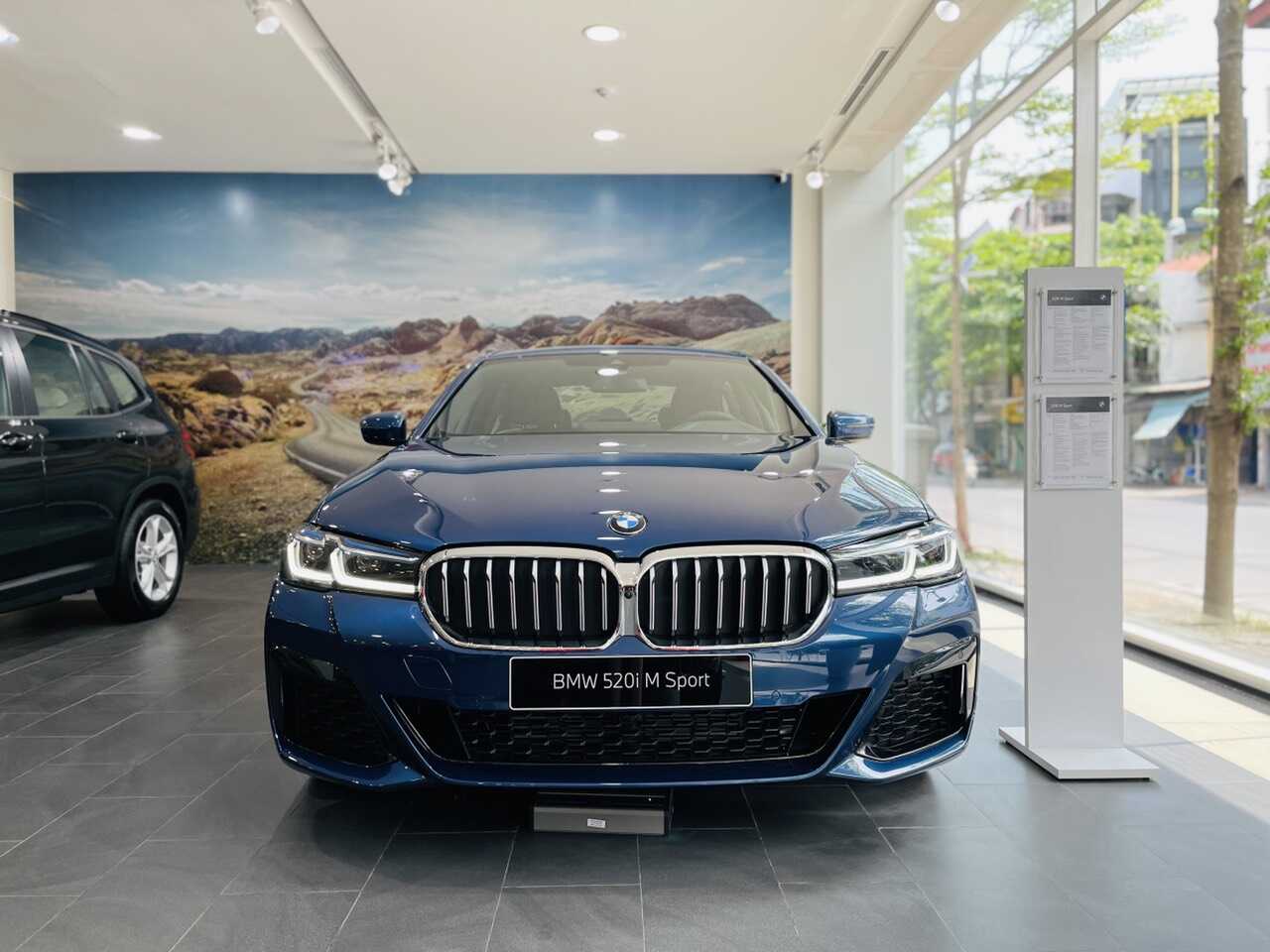 Lưới tản nhiệt và cụm đèn pha của BMW 520i M Sport 2021 màu Phytonic Blue.