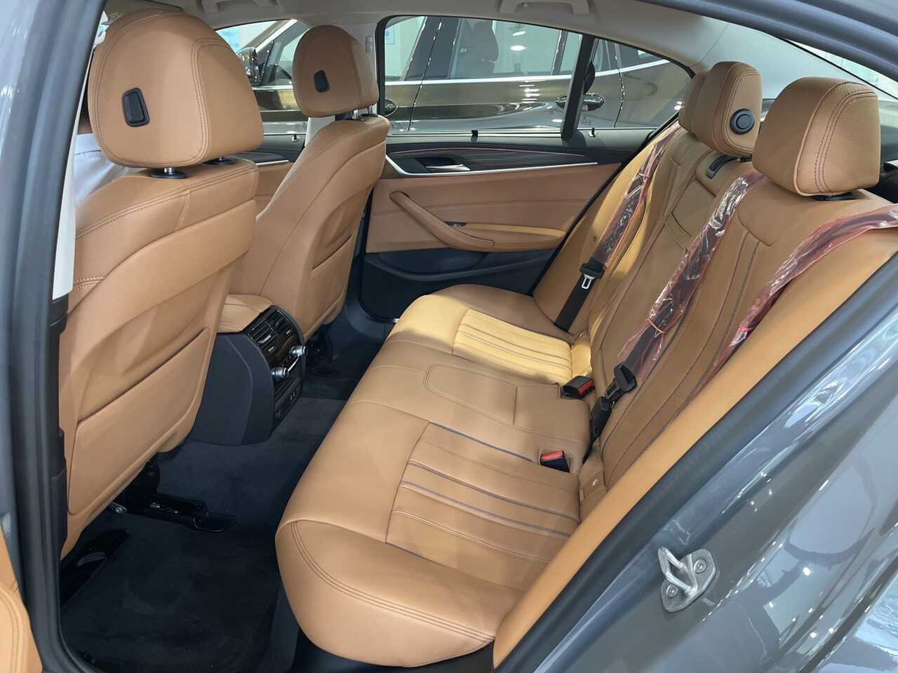 Hàng ghế thứ 2 rất rộng dãi của BMW 520i Luxury.