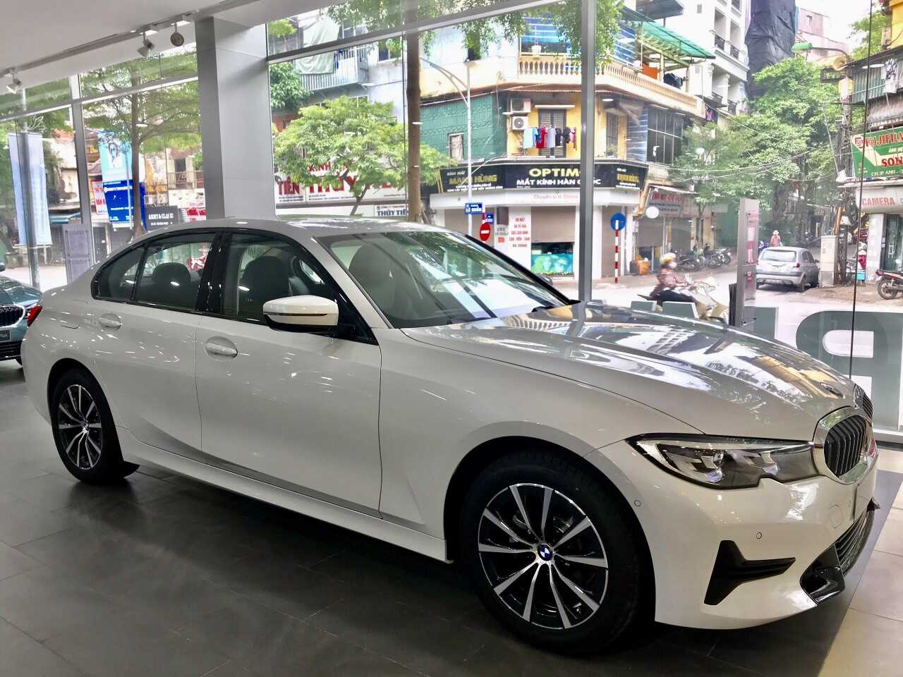 BMW 320i Sport Line màu Trắng.