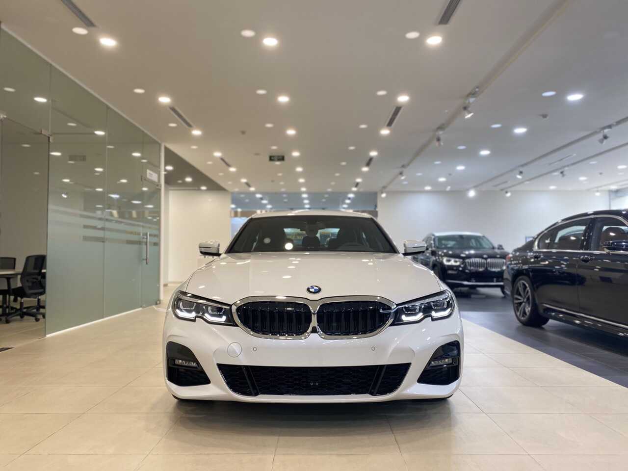 BMW 330i M Sport màu trắng Mineral White