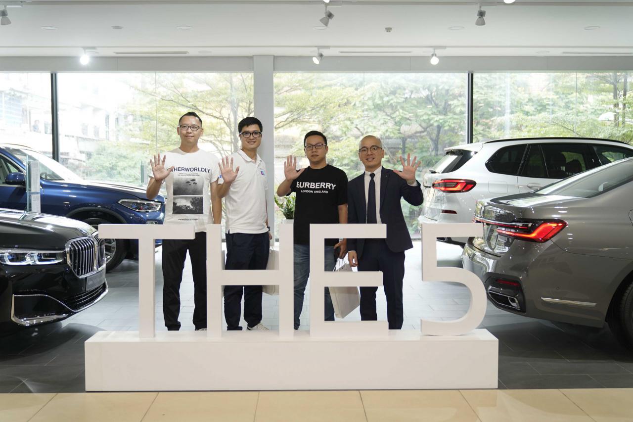 Khách hàng qua Showroom BMW - ra mắt sản phẩm mới 5 Series 2021.