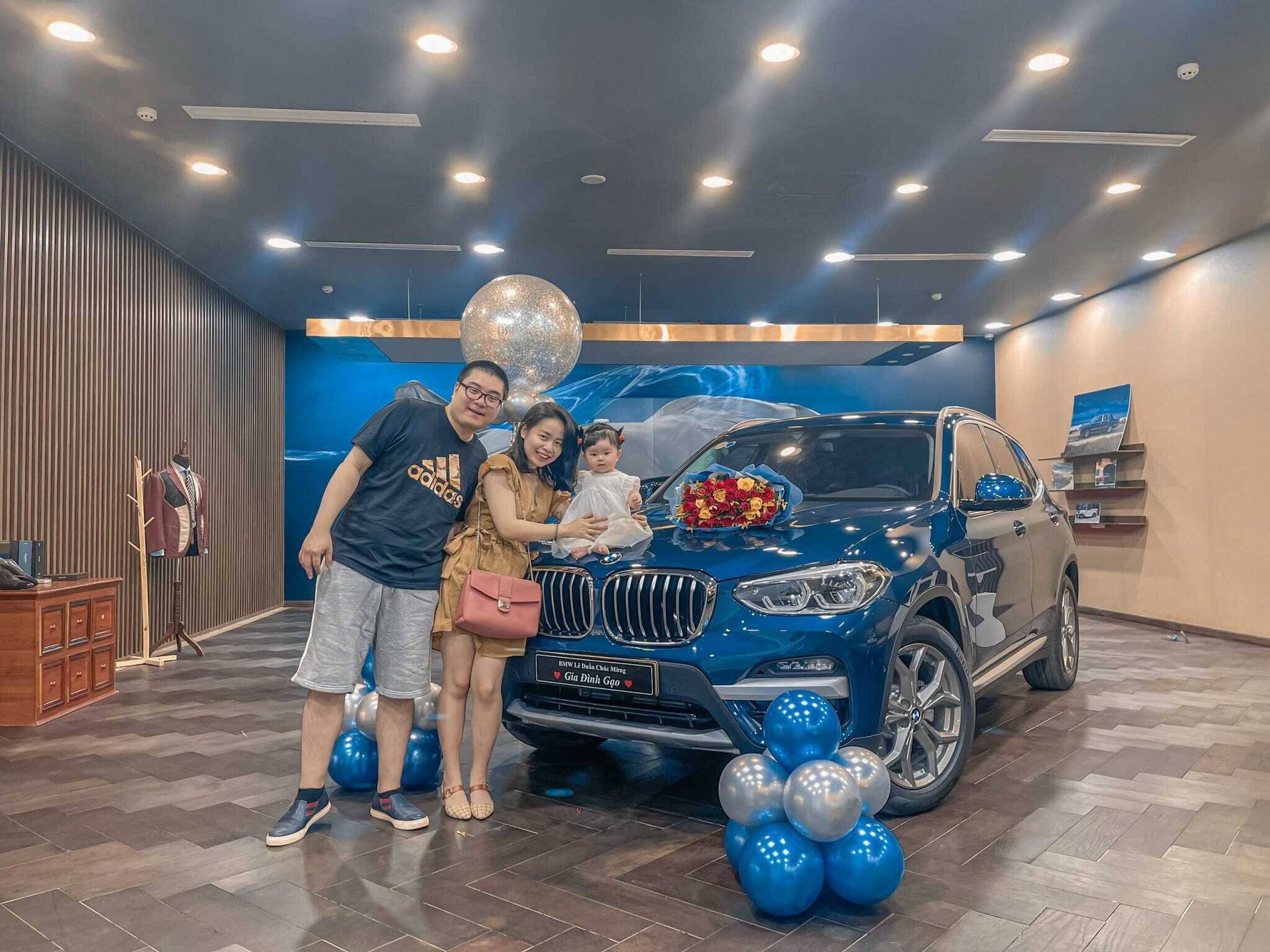 Khách hàng vui mừng khi nhận xe tại BMW Việt Nam.