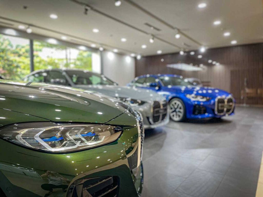 Khu trưng bày các dòng xe BMW.