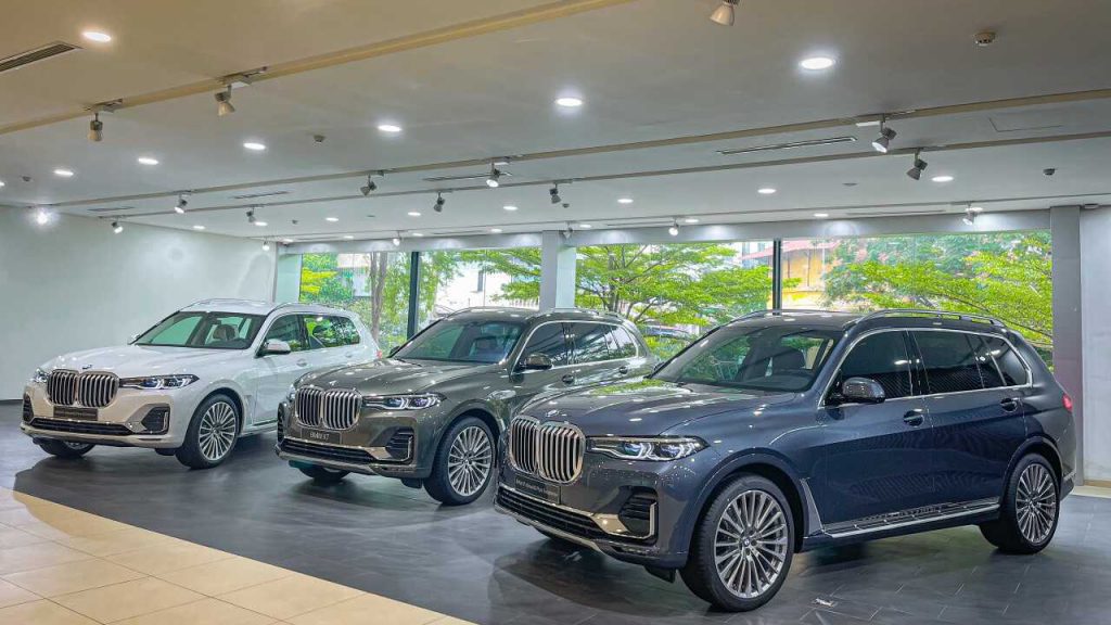 Khu vực trưng bày xe BMW tại Hà Nội.